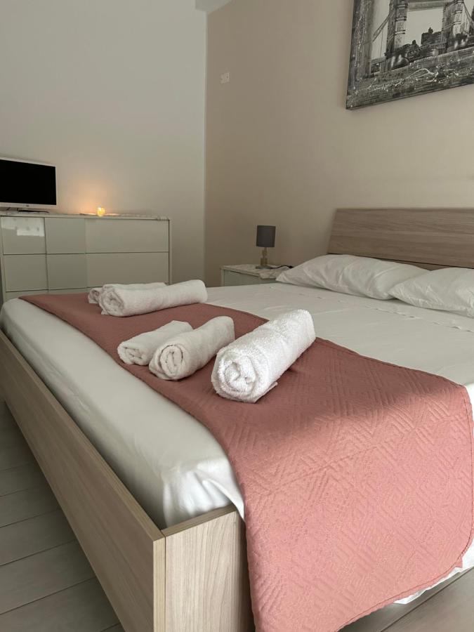 Apartamento La Dimora Di Enea Bríndisi Exterior foto